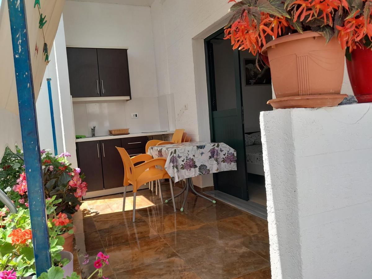 Apartments Denis Ксамил Екстериор снимка